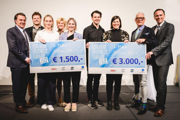 Gruppenbild der Siegerinnen und Sieger des Creative Business Award 2022 mit WKNÖ-Präsident Ecker, Johannes Zederbauer und Herbert Grüner von der NDU sowie Landesrat Danninger